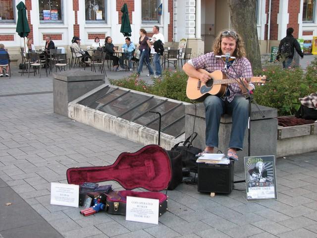 2007-05-17 NZ Sumner IMG_7610 A busker at Cathedral Square in Christchurch